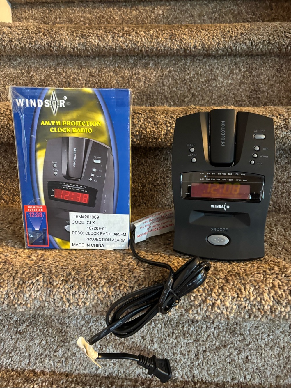 Windsor Black AM/FM Projection Alarm Clock Radio